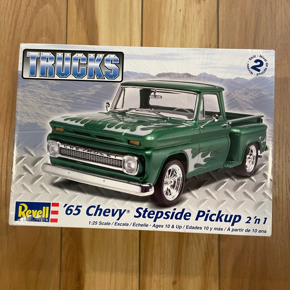 Revell 1965 Chevy Stepside Pickup 2’n1 Model Kit 1:25 scale, copyright 2009, NIB